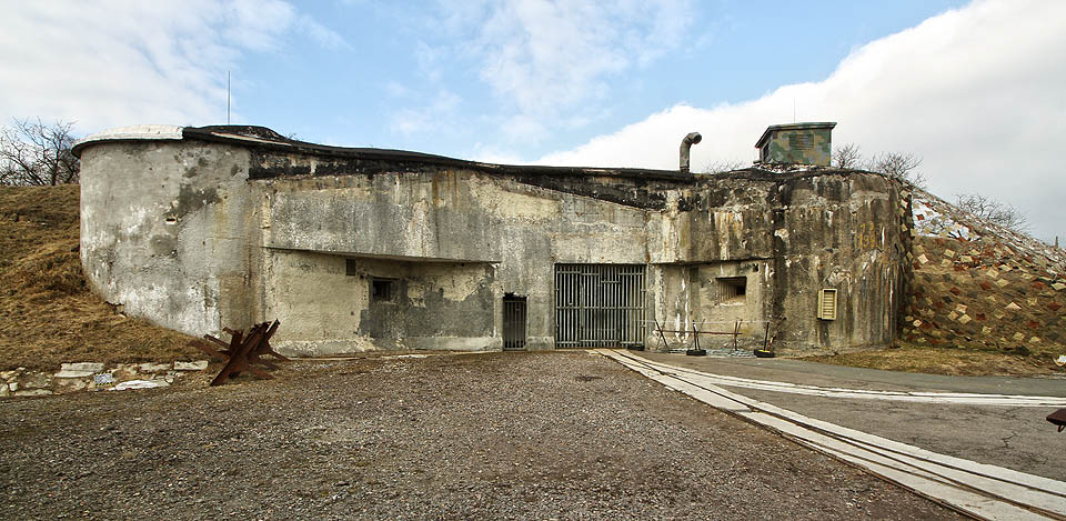 Vstupní objekt <a href=/Tema/D%C4%9Blost%C5%99eleck%C3%A1%20tvrz%20H%C5%AFrka>dělostřelecké tvrze Hůrky</a> poblíž <a href=/Tema/Kr%C3%A1l%C3%ADky%20(ORP%20Kr%C3%A1l%C3%ADky)>Králík</a>.