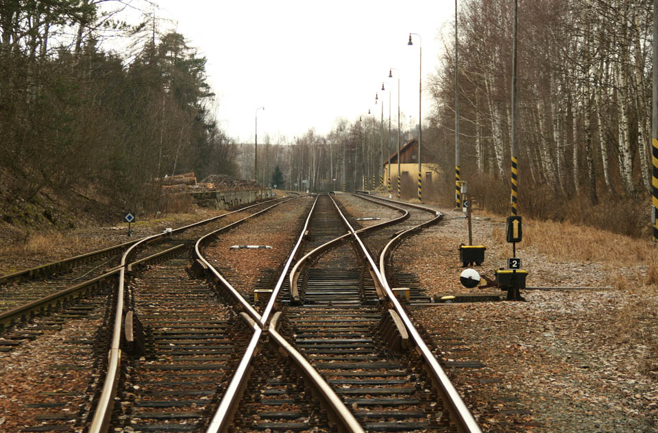 V neděli jsme se rozprchli do různých stran. Drobek odjela se Strejdou Vláčkem (ovšem autem) do Šumperka a já jsem strávil asi hodinu průzkumem své oblíbené stanice <a href=/Tema/%C4%8Cerven%C3%BD%20Potok%20(%C5%BEst)>Červený Potok</a> v lůnu králických lesů.