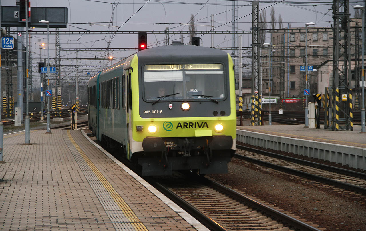 A to je on, Arriva expres č. 1043, vedený jednotkou 845 001-7 + 945 001-6 výrobce Düwag BR 628.