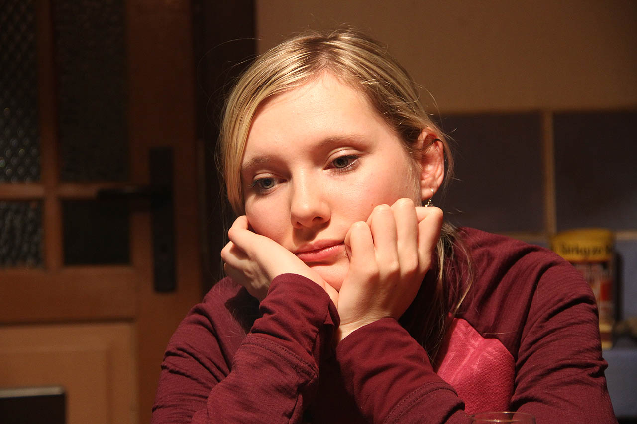 Přestože je již po půlnoci, Majda koncentruje svoji pozornost na jednání ve víru večerní diskuze.