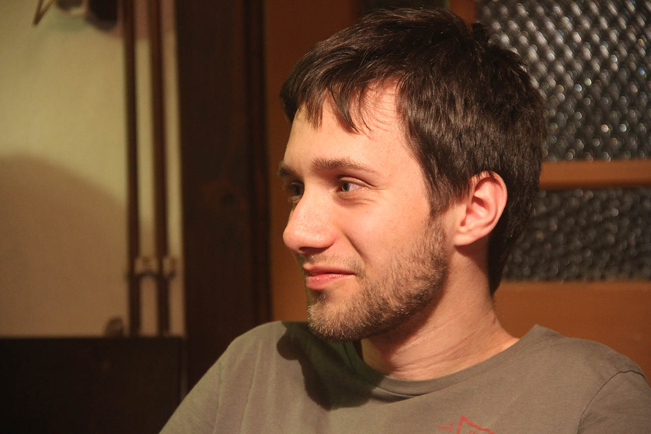 Ačkoliv je již po půlnoci, Uni ve víru večerní diskuze koncentruje svoji pozornost na Majdu.