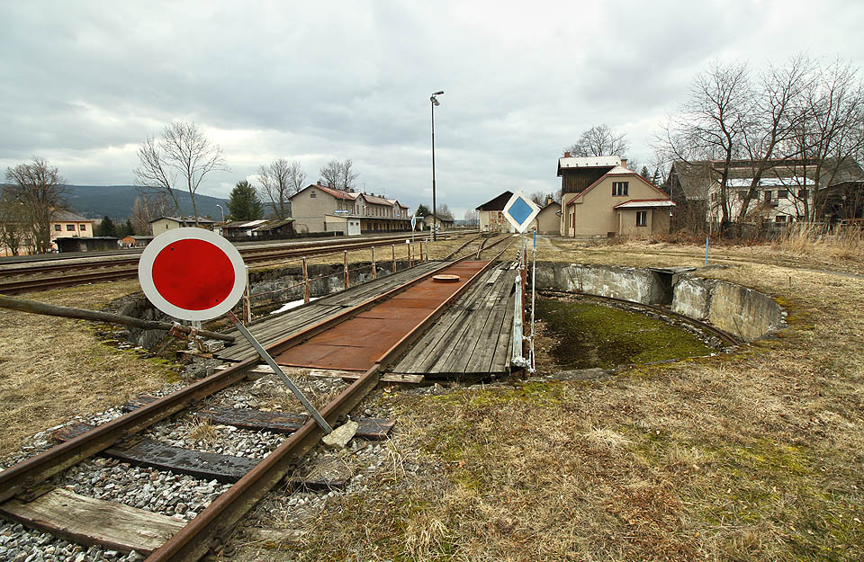 Prodloužená polední pauza poskytla mně a Strejdovi Vláčkovi příležitost k průzkumu několika železničních stanic, mezi jinými <a href=/Tema/Doln%C3%AD%20Lipka%20(%C5%BEst)>Dolní Lipky</a> s krásnou zneprovozněnou točnou.