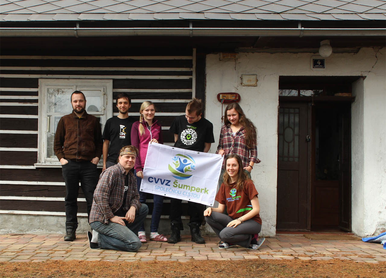 První fotka s vlajkou CVVZ, která objede svět v rámci projektu „S CVVZ na cestách“.