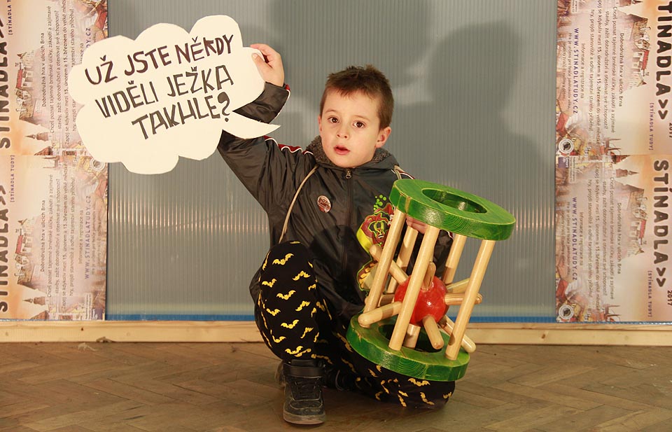 Jednou z hlavních zajímavostí na setkání byl obří ježek v kleci, kterého vyrobil pro SPJF Roy z Mělníka. Na snímku v rukou neznámého chlapce.