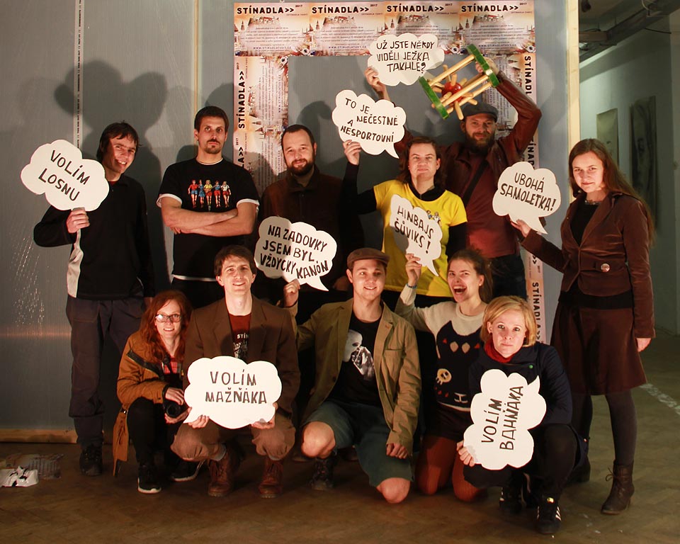 Organizační tým závěrečného setkání Stínadel tudy. Nahoře zleva: ¥, Vojta, Čáp, Renča, Soki, Drobek. Dole zleva: Káťa, Svišť, Sova, Anara a Kája.