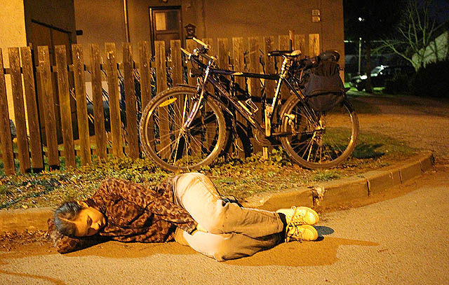 Drobek odpočívá na asfaltu na kraji Holešova. Máme za sebou asi třetinu trasy, která nás ještě potrápí. Do cíle dojedeme až před půlnocí.