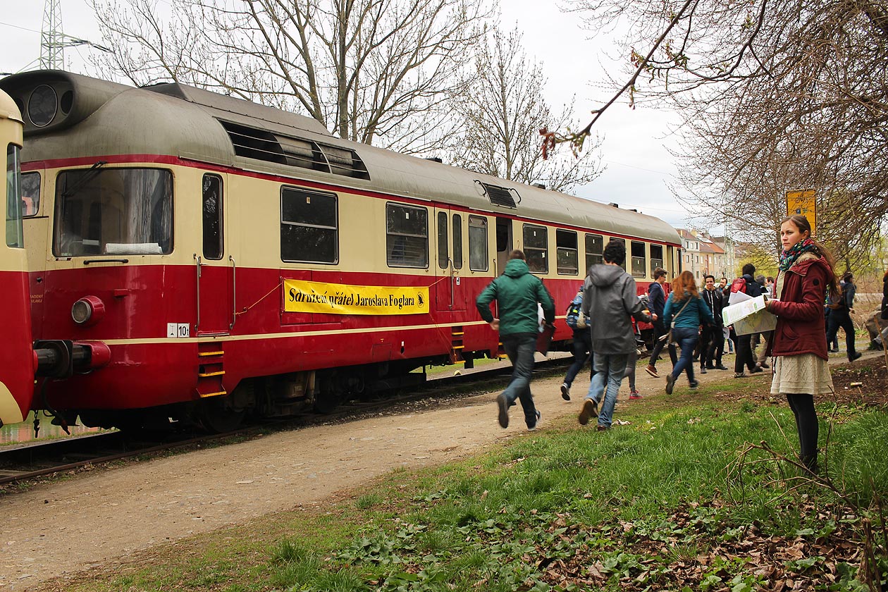 Drobek dohlíží na start účastníků z vlaku na nábřeží Svitavy za bývalým závodem č. 2 n.p. Mosilana (dnes supermarket Albert). Tak blízko k domovu jsme vlakem ještě nikdy nepřijeli.