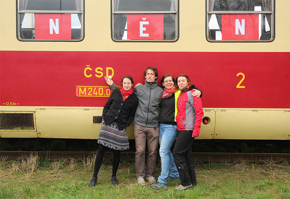 Oblíbená fotografie Stopař a dívky se kousek po kousku mění na fotografii Stopař a paní.