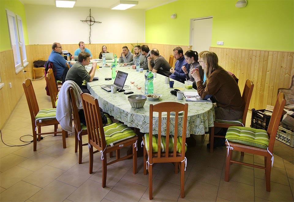 Jednání 7. valné hromady na Muně se odehrálo ve skautské klubovně na posádce pod keltským křížem.