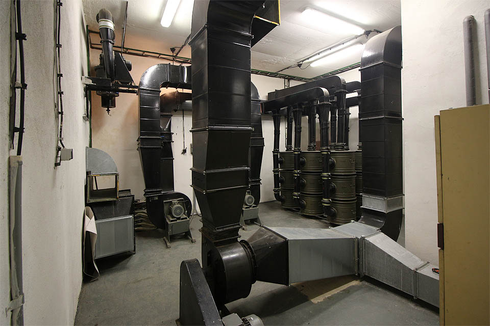 Letmý pohled do okrajové části podzemního krytu - místnost s filtroventilací.