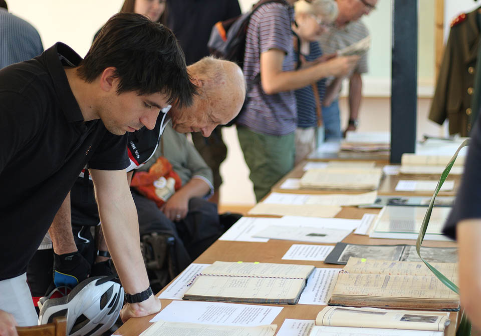 Ďábel si čte zápis z výslechu a dvoudenního zadržení Jiřiny Bohdalové, která popřela, že by cokoliv věděla o protistátní činnosti svého otce.
