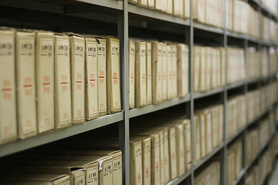 Oddělení č. 3 Archivu bezpečnostních složek v Kanicích (zbývající dvě jsou v Praze) obsahuje přibližně 17 km archiválií úhledně seřazených v papírových složkách.