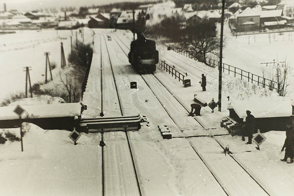 Tak vypadaly hraniční zátarasy na železnici vybudované v 50. letech 20. století. Zatím jsem nevypátral, o který železniční přechod se jedná - prosím tedy laskavé čtenáře o součinnost.