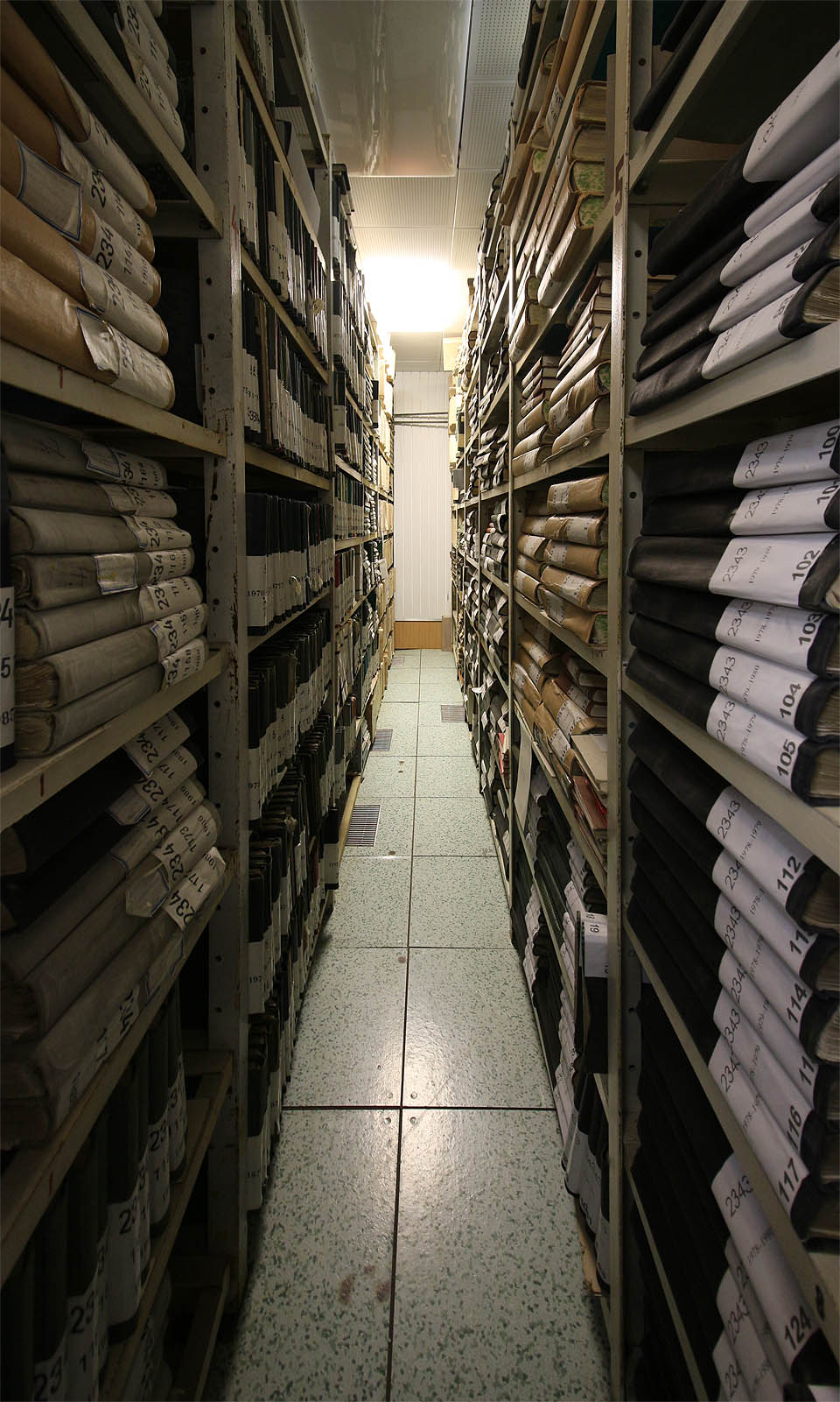 Přeúzké uličky mezi stovkami regálů v labyrintu místností a chodeb archivu, ukrytého v lesnatých kopcích daleko za městem, jsou dokonalým prostředím pro horror.