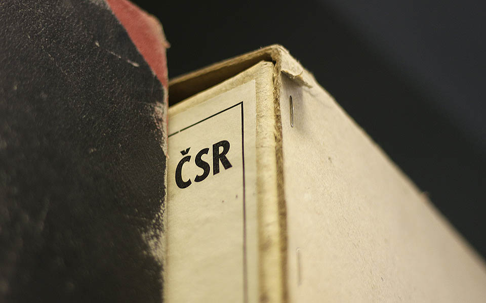 Historie naší země, ležící uprostřed Evropy, je více než složitá. Důkazy lze najít na desetimiliónech stránek v místním archivu (jen dokumenty o zaměstnancích četnictva a bezpečnosti pokrývají 240000 osob), nemluvě o svazcích spolupracovníků, kronikách četnických stanic a pohraničních posádek, záznamech z vyšetřování všech úrovní přestupků a trestných činů, fotodokumentaci, mapách a tisících dalších dvourozměrných dokumentů.