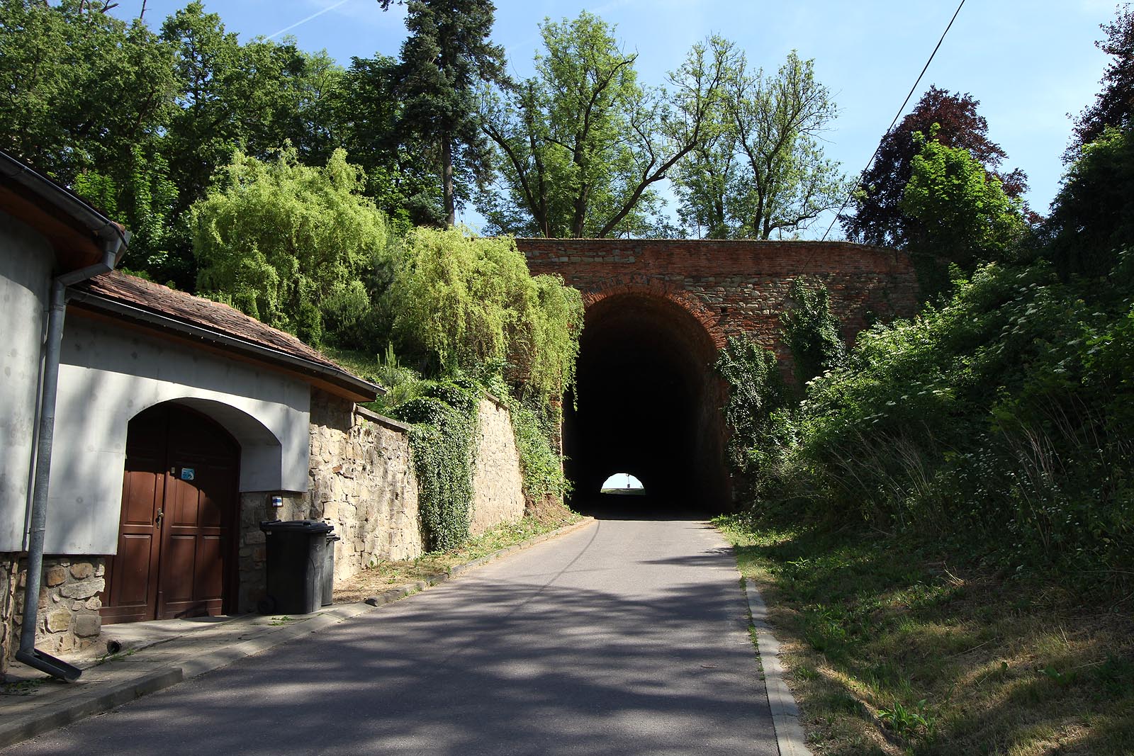 Černý tunel v Moravském krumlově patří k zajímavostem poloopuštěného zámku a přilehlé zahrady. V horkém létě průchod pod cihlovou klenbou potěší.