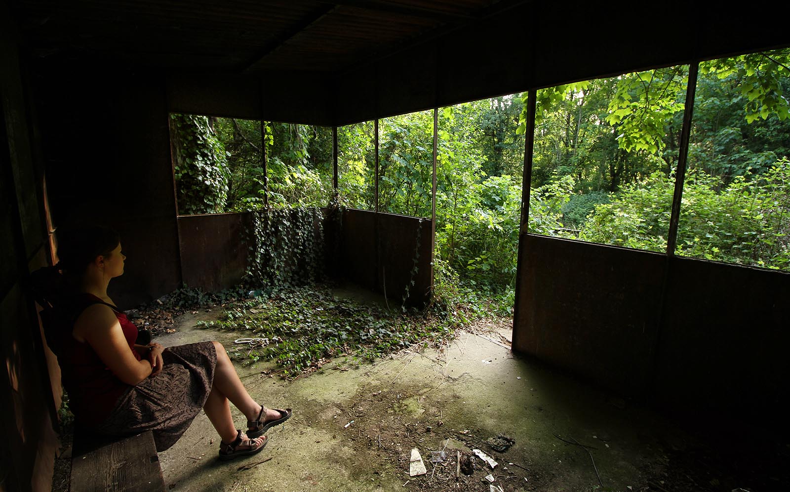 Vlaky tu projíždí každou hodinu, ale ani jediný nezastaví. V liánami obrostlé čekárně lze pohodlně čekat do skonání věků.