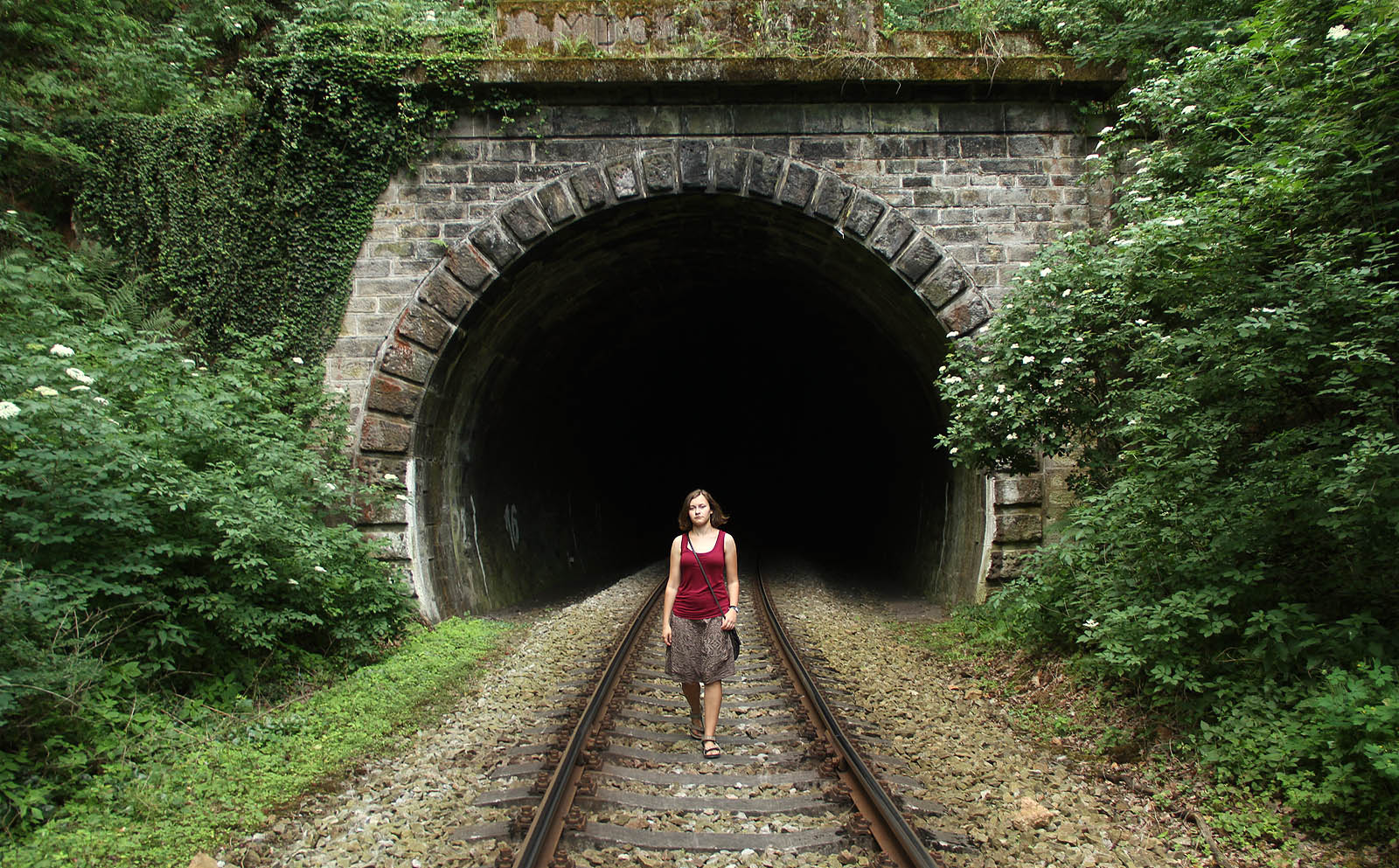 Železniční tunely mají jistě i spoustu dalších funkcí. Jako symbol lidské malosti a pomíjivosti proti věčné přírodě anebo pozadí pro focení modelek je lze ovšem také použít. Pokud ovšem zrovna nejede vlak.
