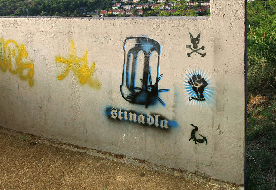 …druhak netypickým výtvorem zdejších sprejerů. Holt je to tak - Stínadla mají dost dlouhé ruce, aby dosáhla až na Rénu.