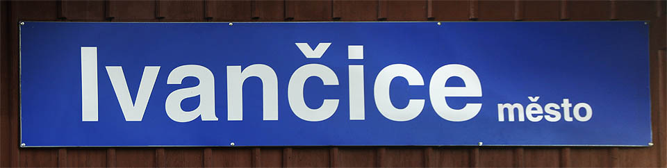 Na zastávku <a href=/Tema/Ivan%C4%8Dice%20m%C4%9Bsto%20(%C5%BEzast)>Ivančice město</a> jsme náhodou došli 4 minuty před odjezdem posledního nedělního vlaku do Brna. Někdy má člověk holt víc štěstí než rozumu.