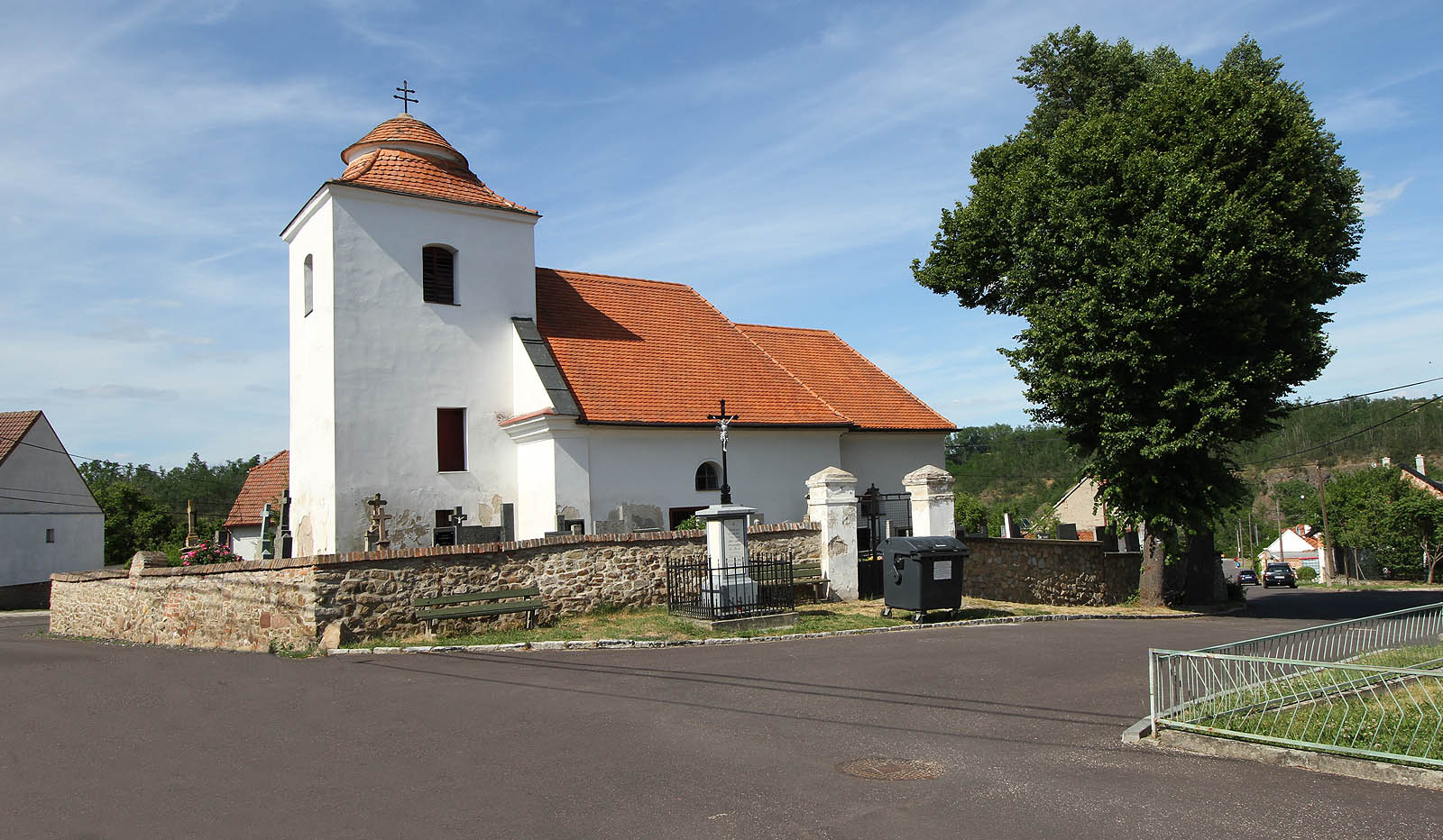 Dnešní součást Moravského Krumlova, dříve vesnička Rokytná vznikla na místě slovanského hradiště Rokyten z 11. století. Samotný kostel sv. Leopolda pochází nejpozději z počátku 13. století. Co by za to v Americe dali…
