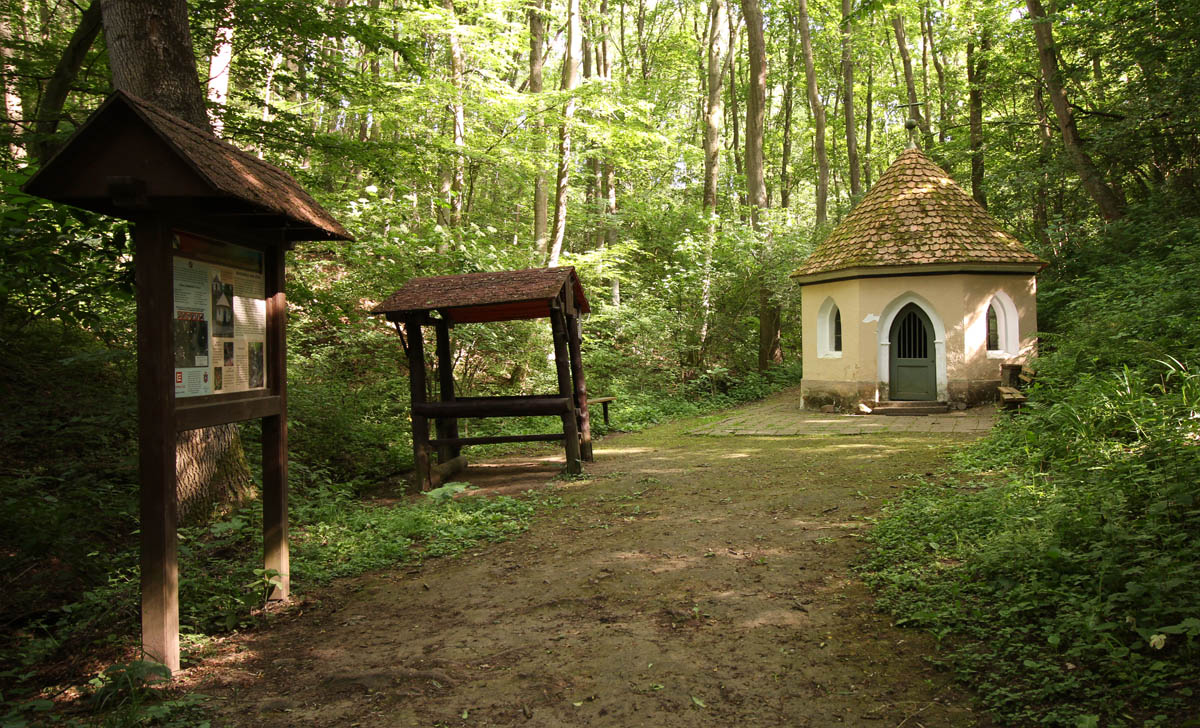 Mariánská studánka se nachází na legendami opředeném místě ve skalnatém údolí nad Rokytnou. V mírně zvlněné a vyprahlé krajině polí a luk působí jako oáza v poušti.