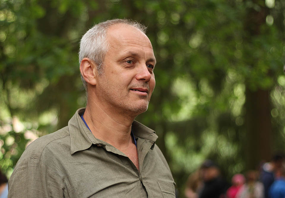 Také Menhart na chvíli vypadal jako by na něj doma už nečekala vnoučata. Téměř hladce oholen, za hradbou zasněného pohledu, prožívá na pár chvil alespoň v mysli opět svá klukovská dobrodružství.