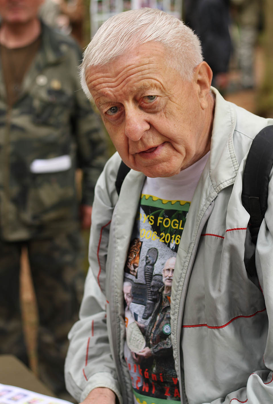 Druhý patří Edovi, se kterým jsme prožili příjemnou tříhodinouvou cestu po okreskách z Brna - a taky trošku Bobrovi, který mu daroval tričko se společnou fotkou.