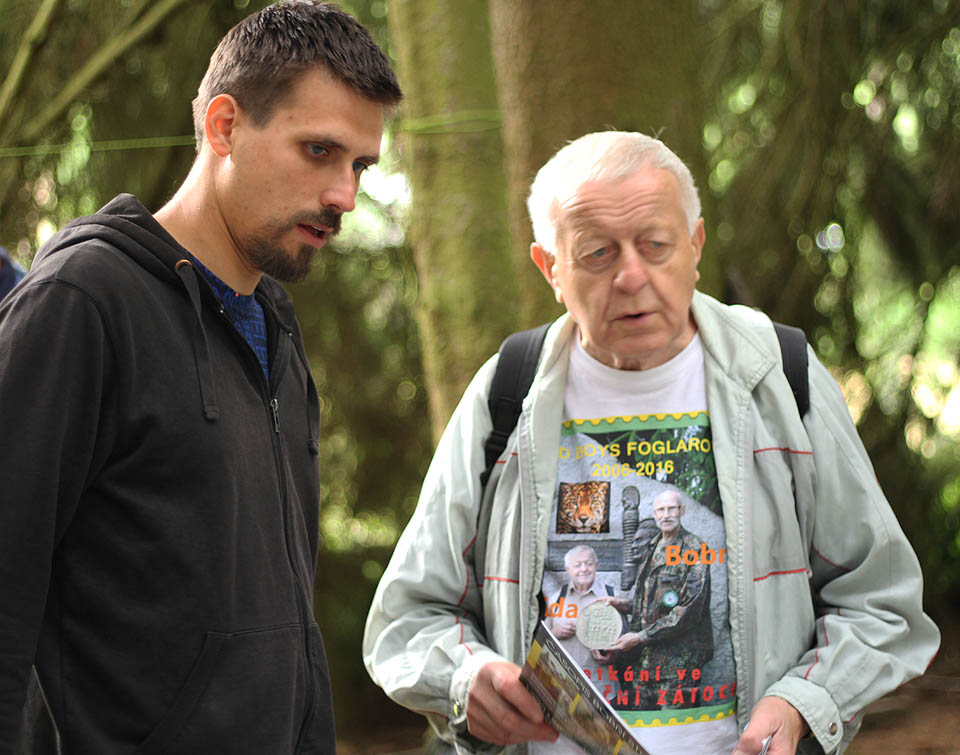 Nový předseda SPJF Vojta a Eda samodruhý vášnivě debatují nad obsahem zatím posledního čísla Bobří stopy.