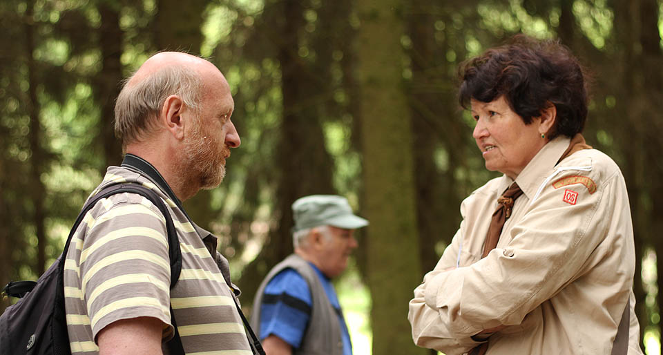 Převlečený Alpín s lehce zahanbeným výrazem diskutuje s Maruškou z Votic, která nás loni na podzim jako bývalá výpravčí velice ochotně provedla dopravní kanceláří jihočeské <a href=/Tema/He%C5%99mani%C4%8Dky%20(%C5%BEst)>stanice Heřmaničky</a>, určené žel k likvidaci.