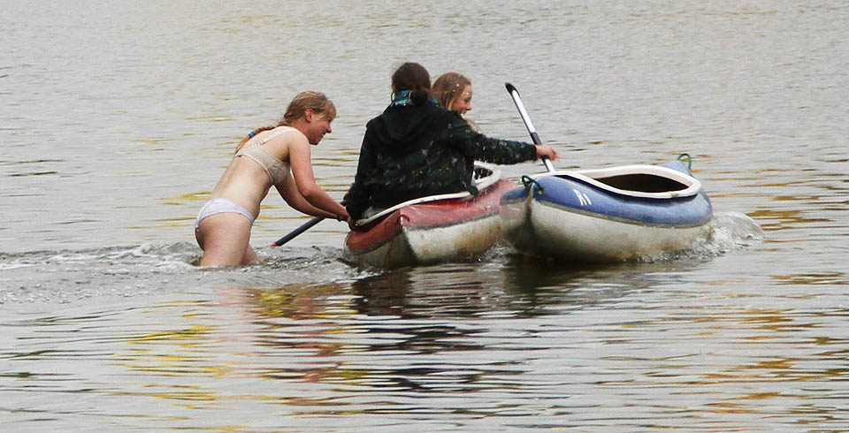 Zpočátku dramatická záchrana unesené Žemle se poněkud rozvolnila a pozornost diváků na mole tak na sebe snadno strhla Anežka, která ze sebe strhla oblečení a vrhla se do vody, chtiva utopení Drobka s Liduškou.