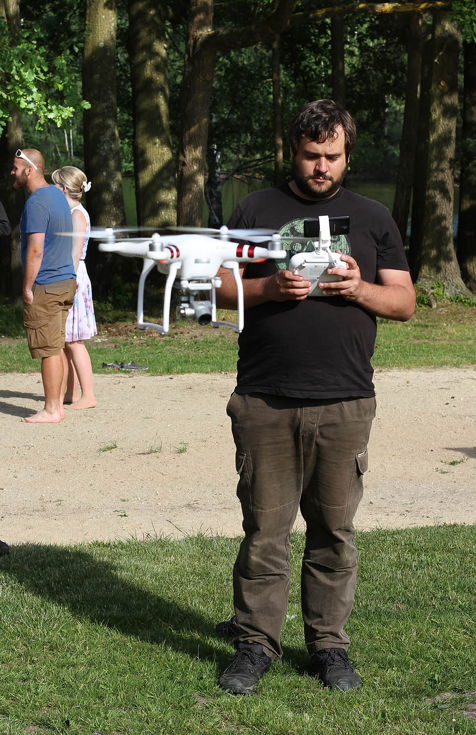 Dron se svým novým Přebralem. Ihned ho na nás vyzkoušel, aby věděl, jestli ho nemá raději reklamovat.
