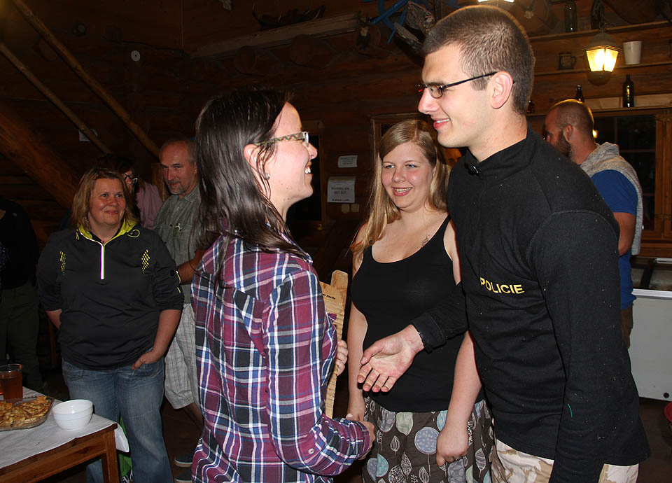 Po všech hlavních událostech dne se odehrála ještě jedna malá slavnost večer. Žemle s Broukem převzali z rukou Lucky a Mejly legendární valchu, která je v držení manželských párů, z nichž se oba účastnili soutěže Trapsavec.