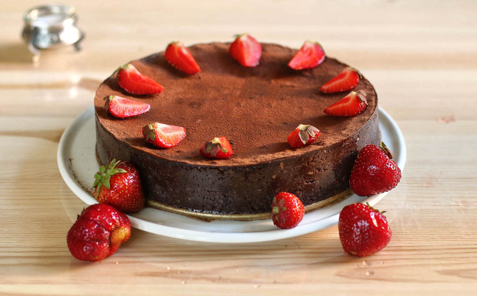 Čokoládový dort s jahodami potěší třikrát. Protože nás bylo šest, nemuseli jsme ho dělit nijak složitě a Évariste Galois tentokrát nedostal nic.