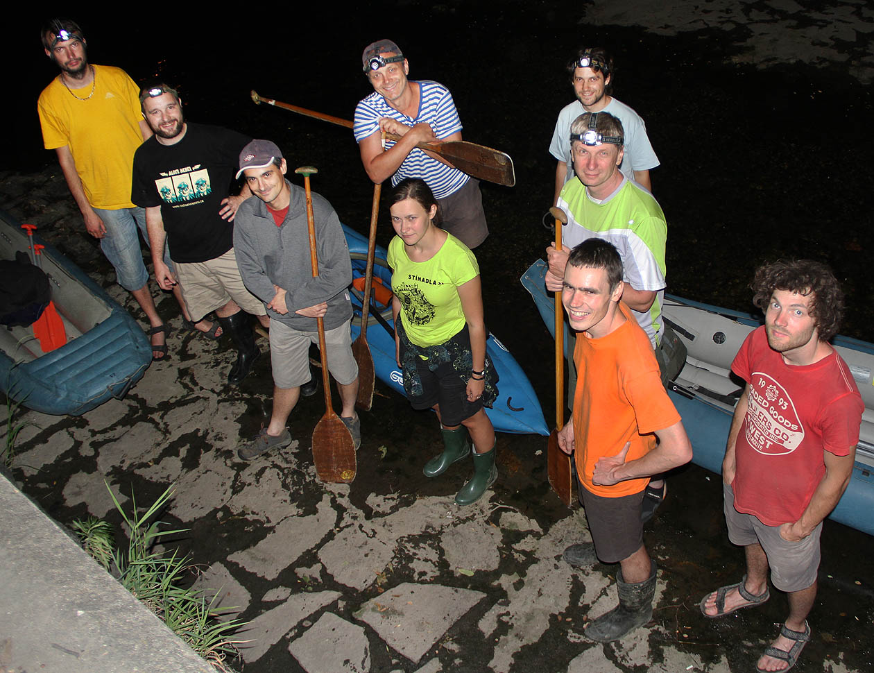 Devět odhodlaných - Mouka ve žlutém tričku, já, Winoga s pádlem, Menhart v námořnickém, pod ním pistáciový Drobek, shora Jonáš, Caruso a ¥ a úplně vpravo Mojmír. Blíží se desátá, vyplouváme.