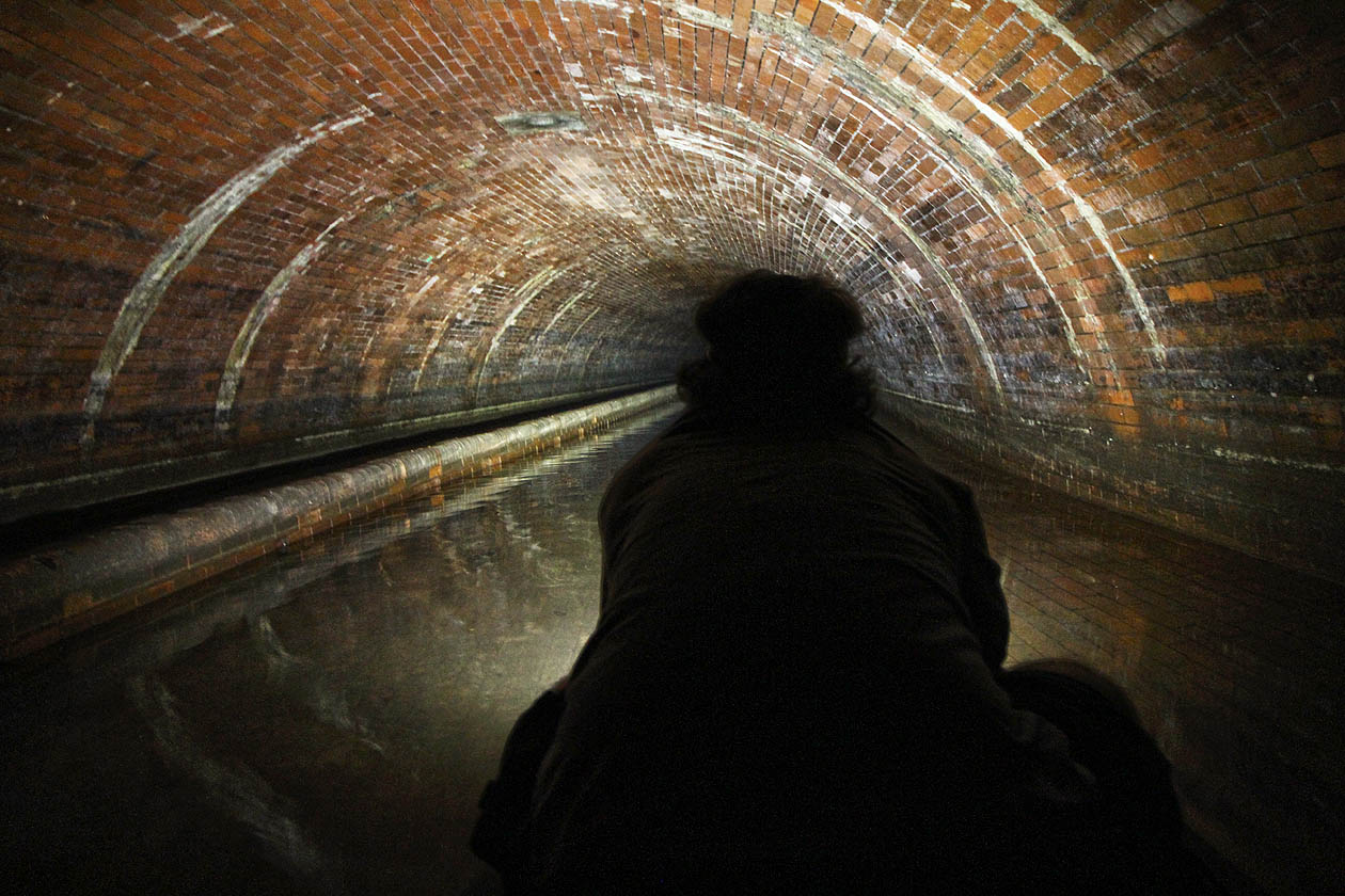 Dolní část tunelu Motolského potoka, zvaného Lapák. Sem jsme dojeli na lodi z Vltavy, dál už by bylo vhodné pokračovat spíše pěšky (s vodou po kotníky).
