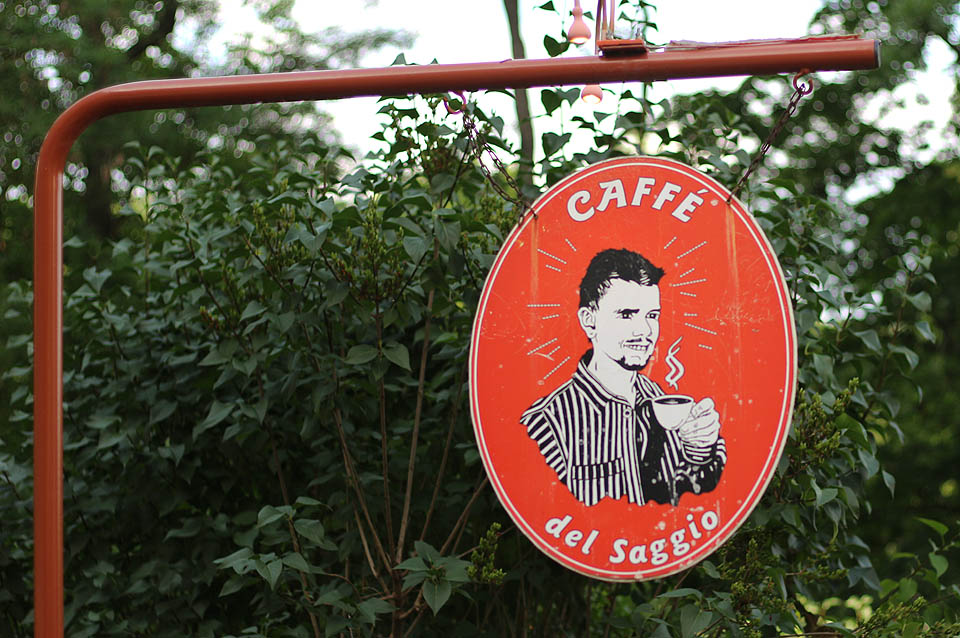 Vůně kávy se umísťovala na nejvyšších příčkách tzv. Pachparády - tj. hodnocení příjemných vůní v brněnských ulicích. Prozradit nám taje pražení kávových zrn a přípravy dobré kávy se odhodlal majitel a provozovatel malé a útulné kavárny Caffé del Saggio na protější straně Údolní ulice.