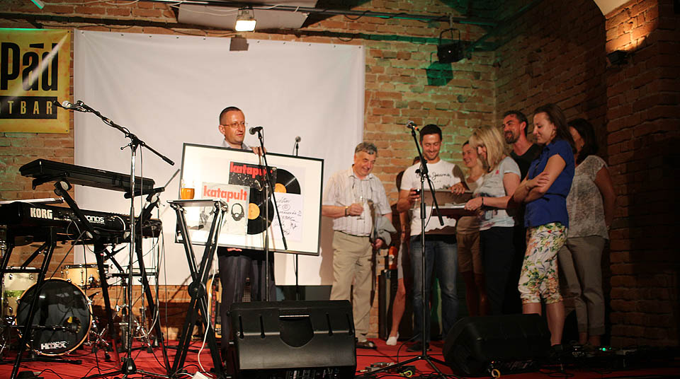 Všichni čtyři oslavenci najednou - pan ředitel Dušek, profesor Hřebíček a docent Schwarz s doktorem Brabcem se na pódiu smísili s krásnými dámami z IBA.