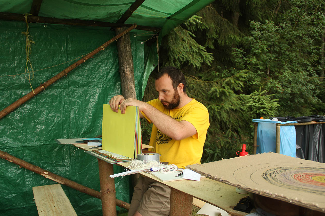 Neznámý fotograf mě zachytil během kompletace kroniky z <a href="/clanek/316">loňského tábora Karaí Pukú</a>.