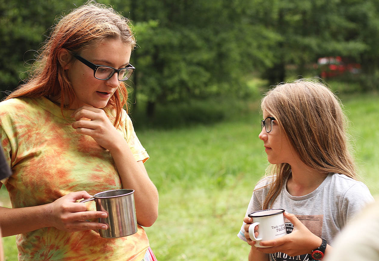 Nancy a Emmča jako by si z oka po deseti letech vypadly.
