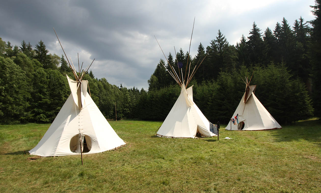 Tři ze čtyř táborových stanů s působivými mraky a ohniskem 10 × 1,57 mm.