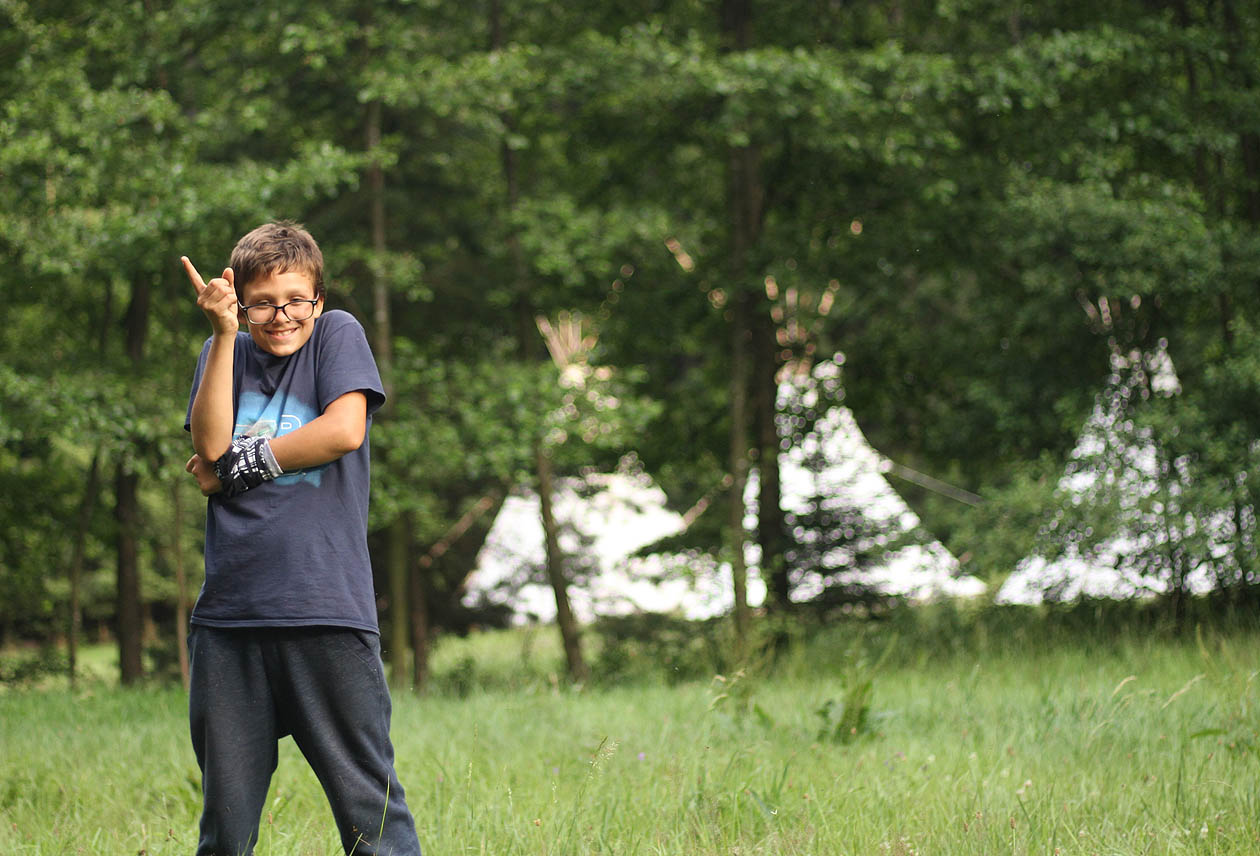 Jindra získal na táboře přezdívku Pančelka díky svému neopakovatelnému parodování vyučujících. „Do kabinetu!“