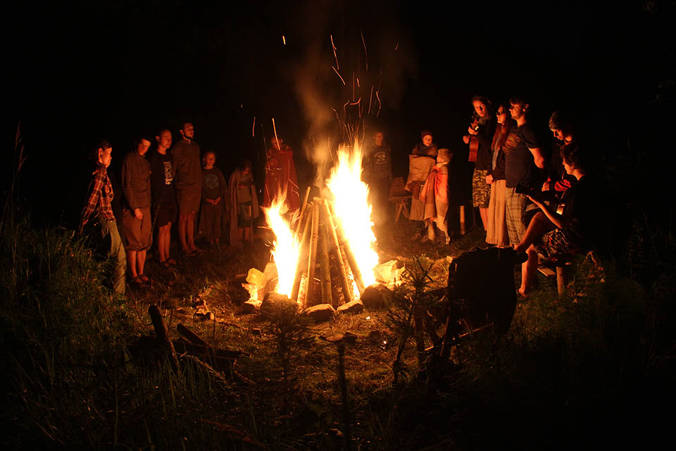 Když přichází ticho do větví, když paprsky slunce zeslábnou, uslyšíš znít píseň soumraků…