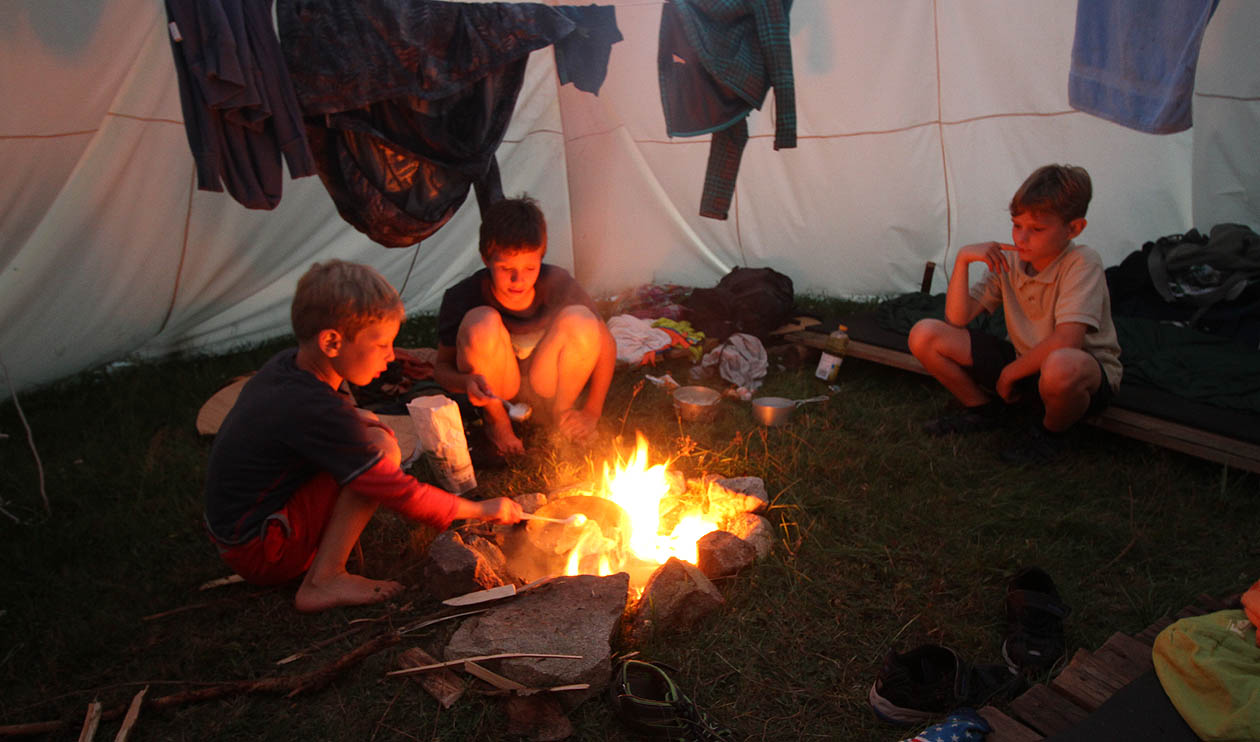 Došlo také na indiánské placky připravované nad ohněm v týpí. Jednu pánev dostali kluci, druhou holky a třetí vedení.