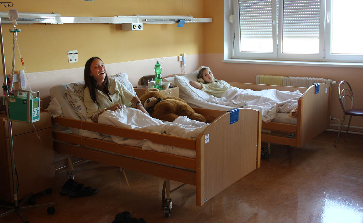 Eliška a Verča se sešly na kojeneckém oddělení havlíčkobrodské nemocnice. Dětské oddělení rekonstruovali a tak jim opuchlou nohu a bolesti břicha museli dát do pořádku naproti.