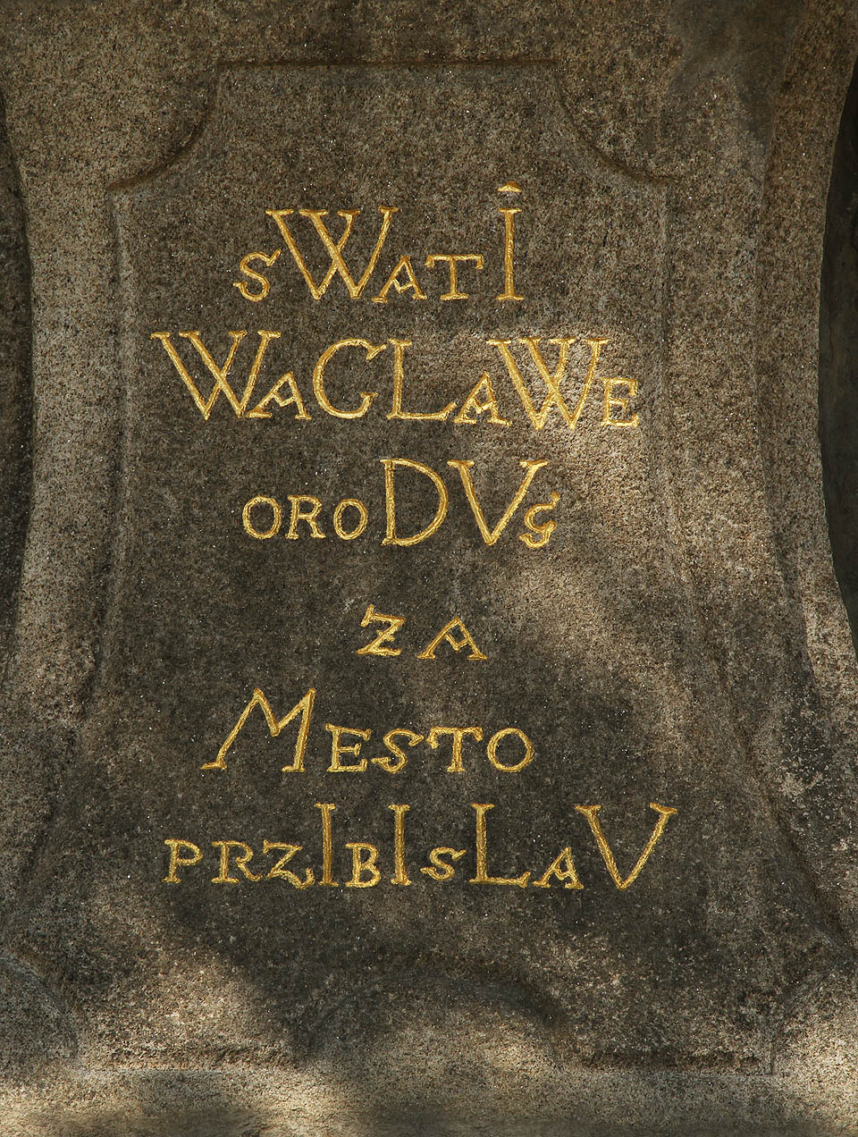 Drobek, která se sice tábora neúčastnila, ale v jeho průběhu nás třikrát legálně navštívila, objevila v <a href="/Tema/Přibyslav (ORP Havlíčkův Brod)">Přibyslavi</a> sochu, která dala bezesporu vzniknout Oprázkům sčeskí historje.