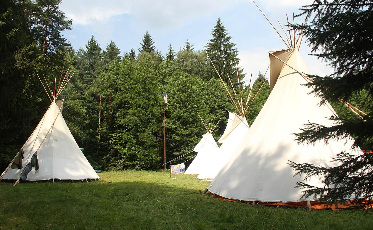 Pohled na ztichlý tábor u Brzkova v době dopolední velké hry.