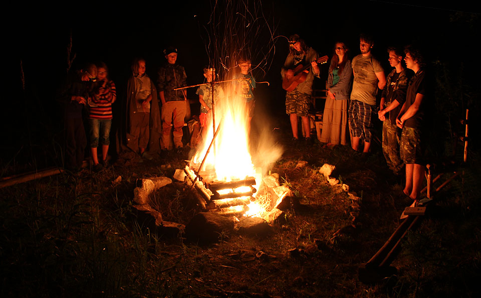 Prostřední táborák s ohněm ve tvaru řecké triéry.