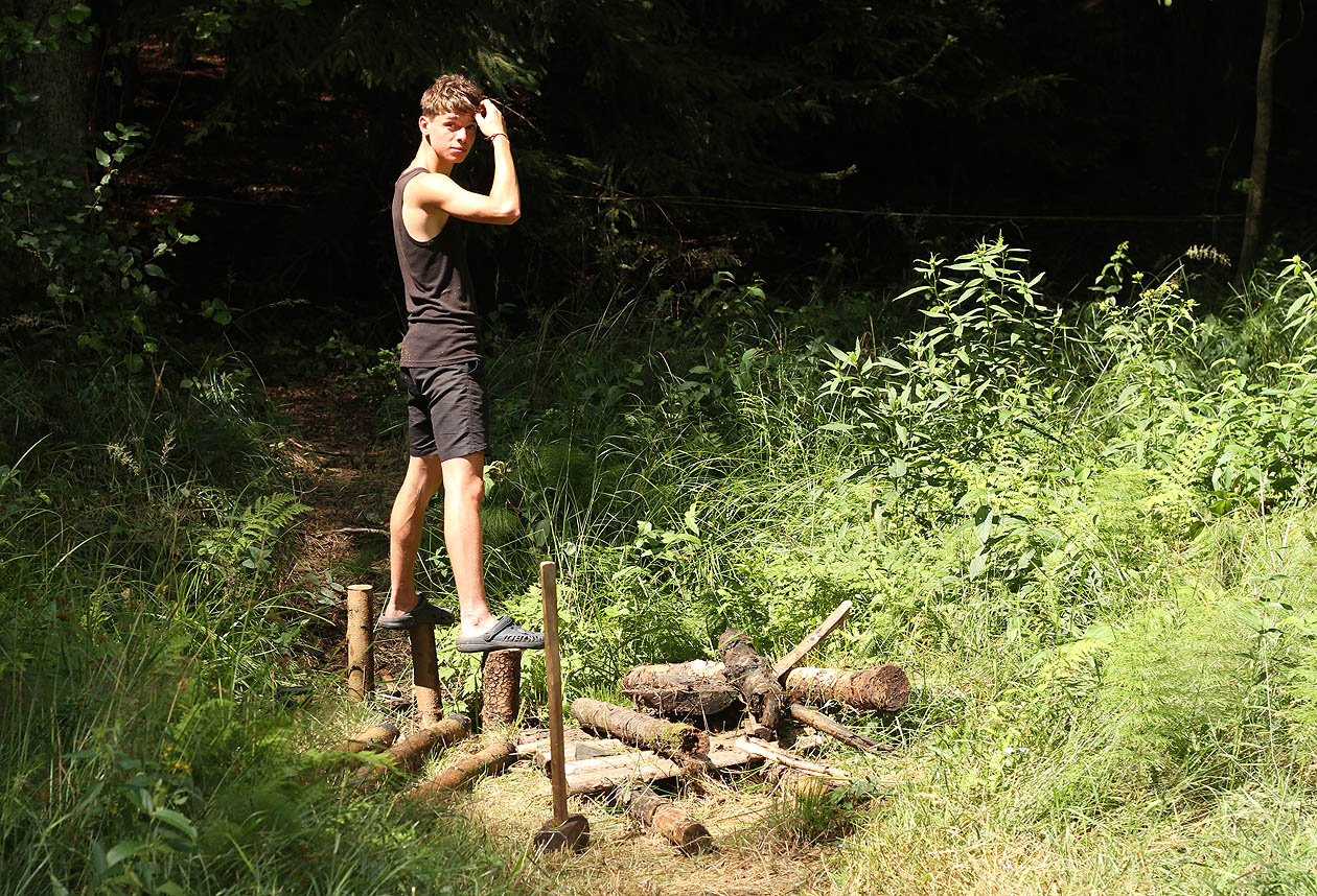 Volta se ujal stavby nové lávky přes potok. Jestli se bude jeho skupině dařit vylepšovat tábory tak, jak se mu to podařilo s jeho padacím mostkem, můžu se klidně odebrat do vedoucovského důchodu.
