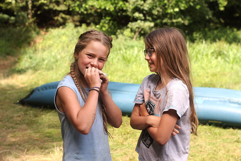 Liška a Emmča ze skupinky Hékaté se snaží rozvázat zákeřný uzel skupinky Banáni.